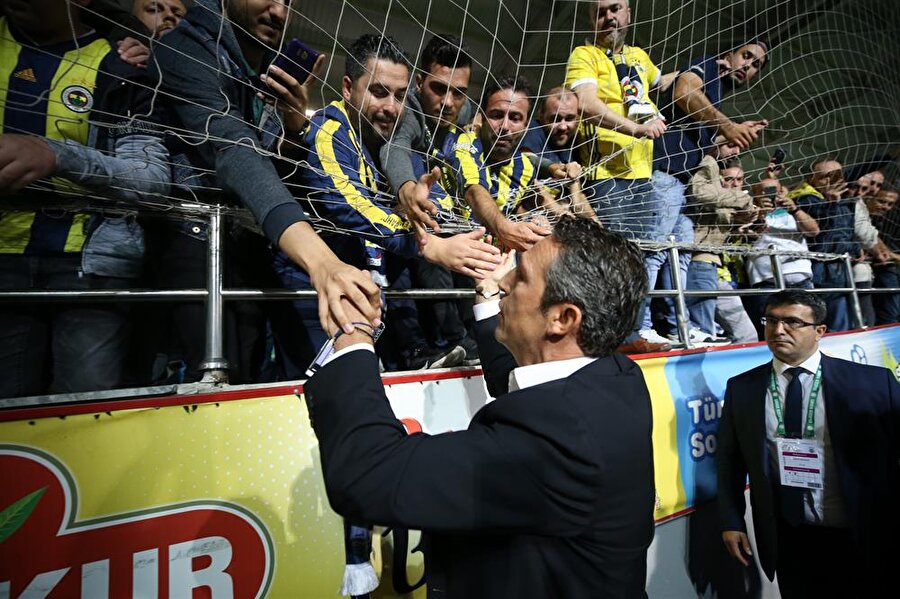 Başkan Ali Koç, Fenerbahçe tribüne giderek taraftarları teselli ediyor.