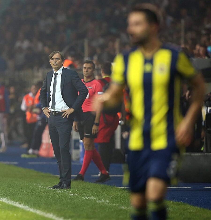 Phillip Cocu takımının Çaykur Rizespor kalesine yaptığı atağı kendine ayrılan bölümden takip ediyor.