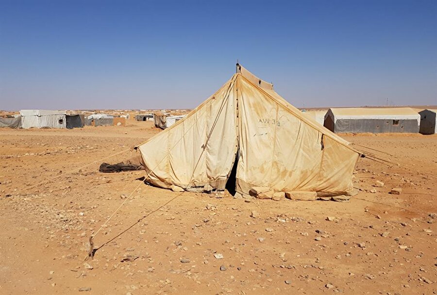 Rukban Kampı'nda kalan insanlar derme çatma çadırlarda yaşama mücadelesi veriyorlar.
