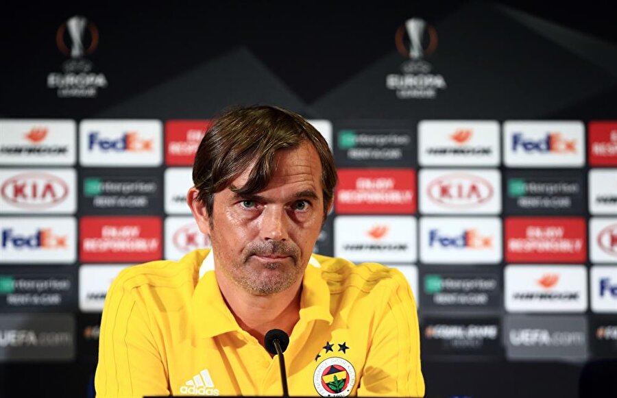 Phillip Cocu, Spartak Trnava maçından önce düzenlenen basın toplantısında gazetecilerin sorularını yanıtlıyor.