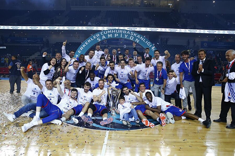 Anadolu Efes forması giyen oyuncular kupa seremonisinin ardından gazetecilere poz verdi.