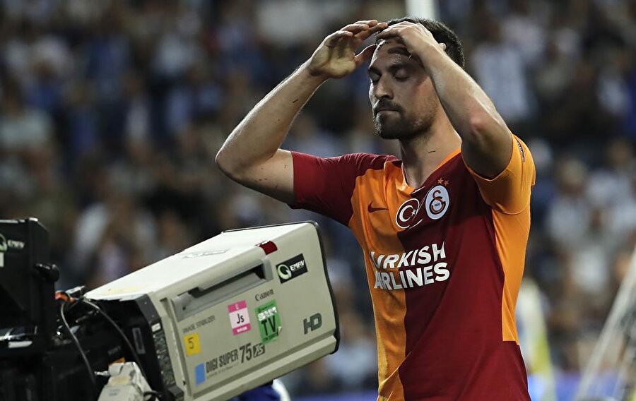 Galatasaray forması giyen Sinan Gümüş, Porto karşısında kaçırdığı golden sonra büyük üzüntü yaşadı.