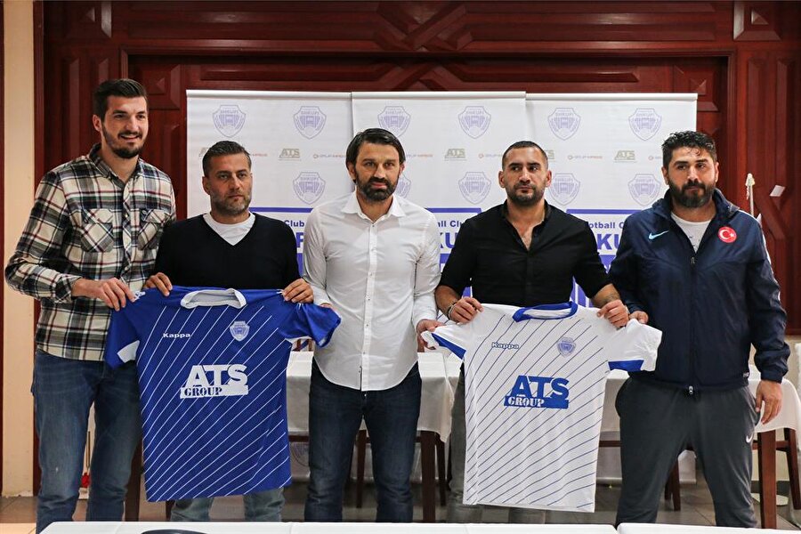 Milli Takım ve Galatasaray'ın eski futbolcusu Ümit Karan, Makedonya takımlarından Shkupi ile sözleşme imzaladıktan sonra forma ile basın mensuplarına poz verdi.