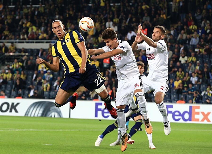Frey, Spartak Trnava maçında kullanılan kornerde gol arıyor.