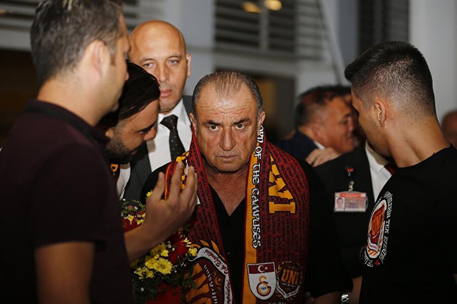 Antalya'ya bu akşam ulaşan Galatasaray kafilesinde Fatih Terim'e taraftardan yoğun ilgi vardı.