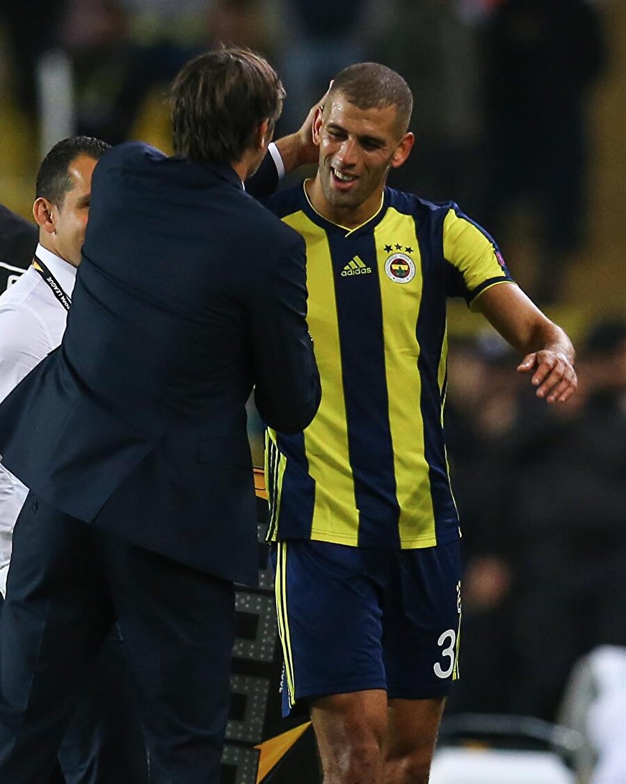 Slimani, Spartak Trnava maçında attığı golü teknik direktör Phillip Cocu ile kutluyor.