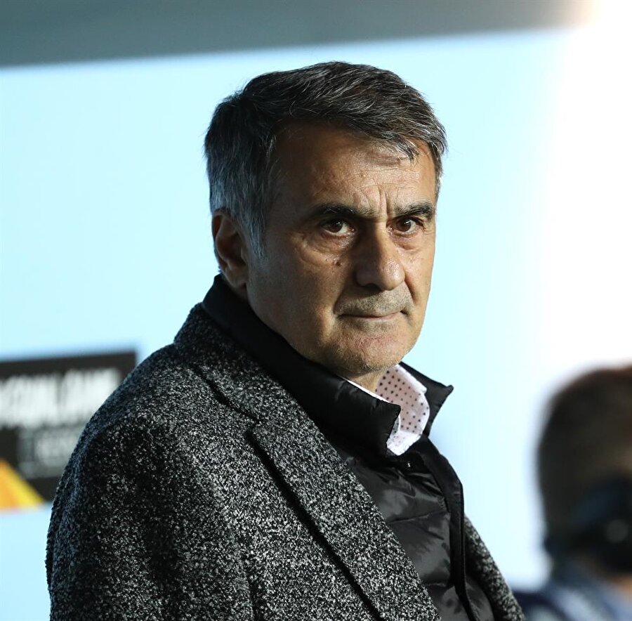 Şenol Güneş'in yedek kulübesindeki sakin hali dikkat çekti.