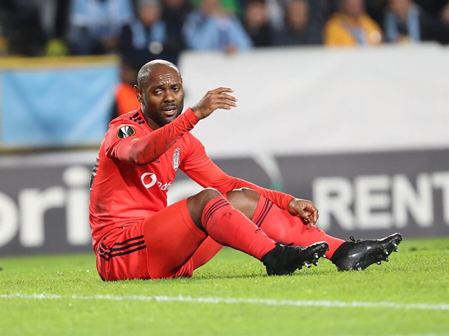 Vagner Love, ikili mücadelede yerde kalırken yüzündeki çaresiz ifade dikkat çekti.