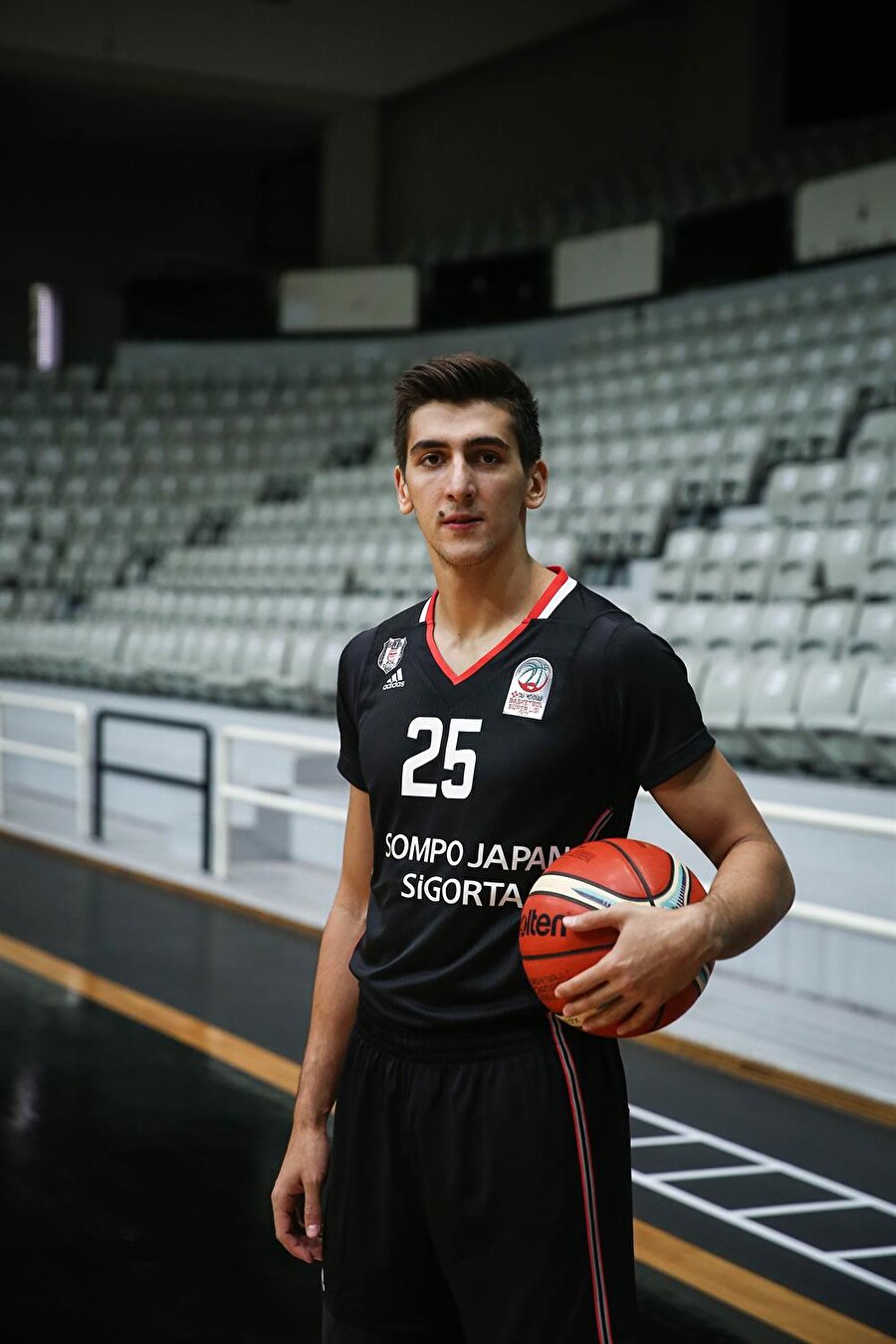 Kenan Sipahi Beşiktaş Sompo Japan'in yeni sezon formasıyla.