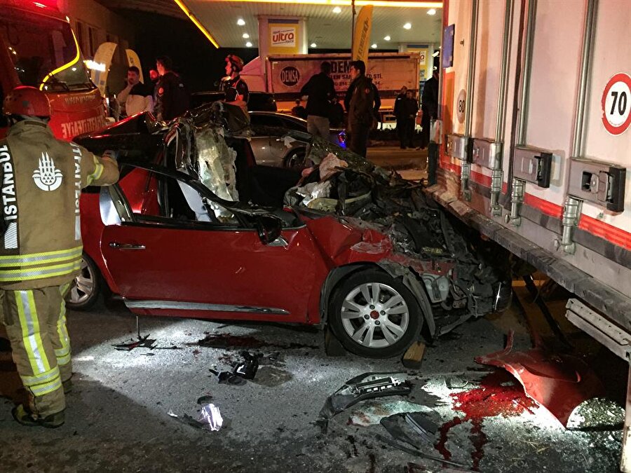 Pendik'te meydana gelen kazada 1 kişi hayatını kaybetti, iki kişi yaralandı.