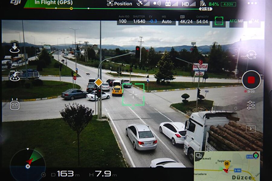 Drone ile yapılan denetimde hatalı araç kullanan sürücülere ceza kesildi.