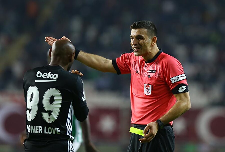 Ümit Öztürk, Vagner Love ile bir önceki pozisyonu ve ve verilen sarı kartı konuşuyor.