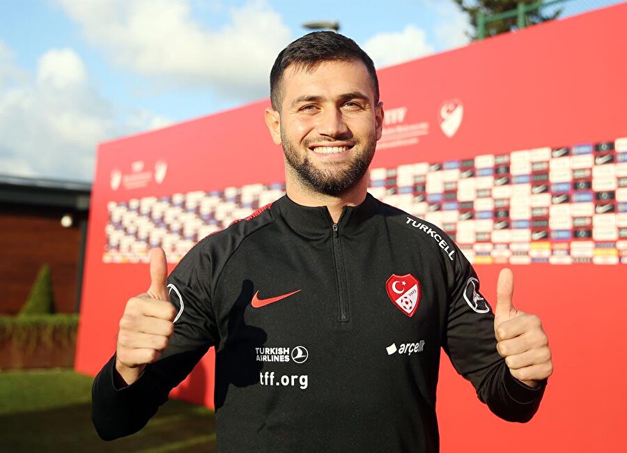 Ömer Bayram, objektiflere poz verirken.