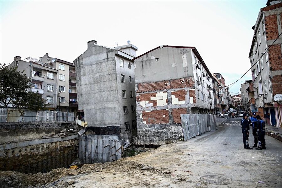 Bağcılar'da çökme tehlikesi bulunan bina, inşaat alanının yanında bulunuyor.