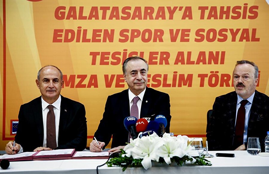 Galatasaray Spor Kulübü Başkanı Mustafa Cengiz, imza töreninde imzasını atarken.