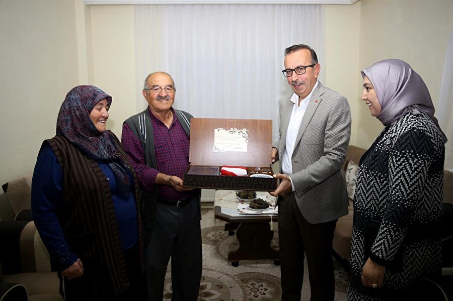 Belediye Başkanı Seçen, aileye hediyelerini takdim etti.