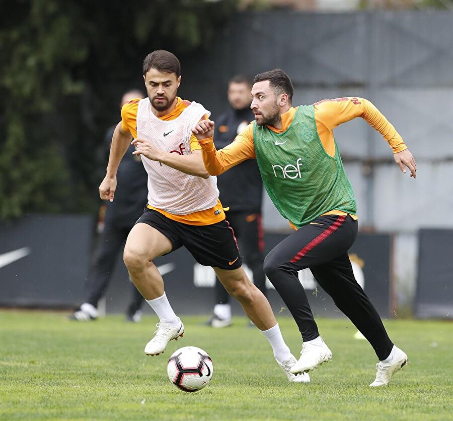 Galatasaray antrenmanında Sinan Gümüş ve Ahmet Çalık ikili mücadeleye girerken.