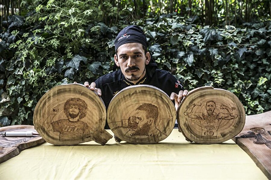 Halil Bozkurt, Habib için hazırladığı ahşap levhalar ile basın mensuplarına poz verdi.