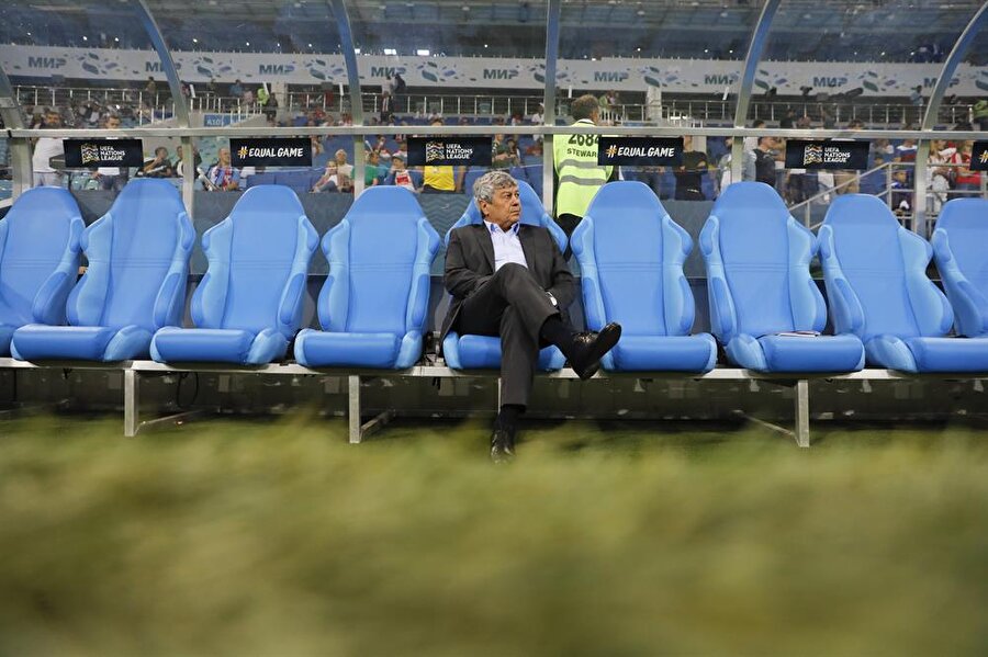 Mirce Lucescu, 2-0 kaybedilen Rusya maçının ardından yedek kulübesinde bir süre tek başına oturdu.