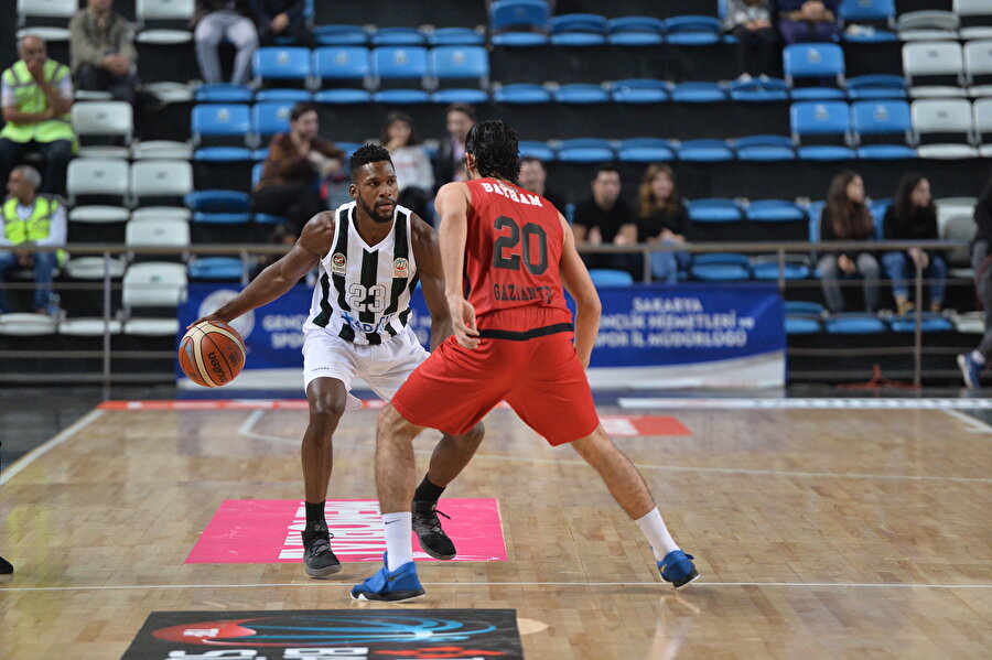 Toney Douglas, rakibiyle bire bir oynarken...