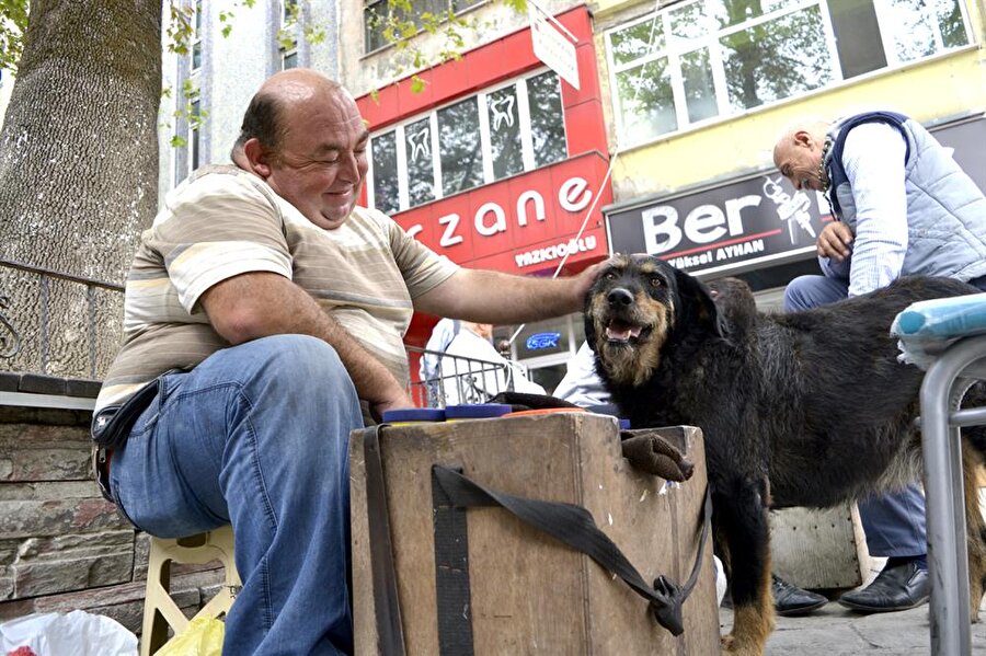 Ayakkabı boyacılığı yapan Hüseyin Öztürk, köpeği ile çok mutlu olduğunu belirtiyor.
