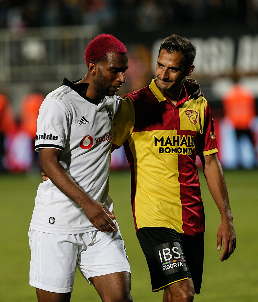 Ryan Babel, maç sonrası Göztepeli futbolcu ile yürürken.