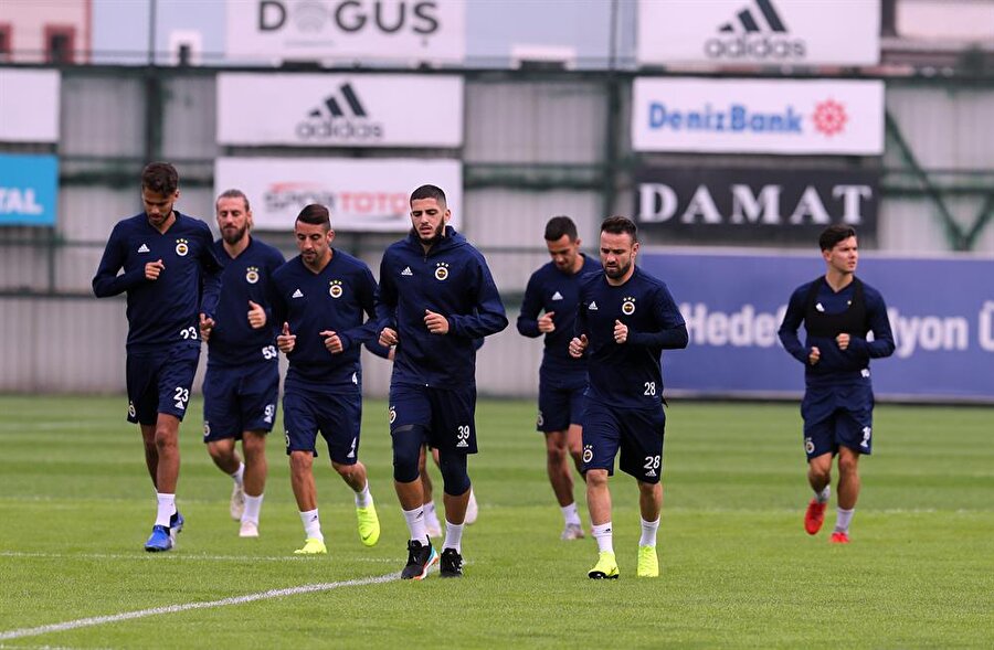 Fenerbahçeli futbolcular düz koşu yaparken.