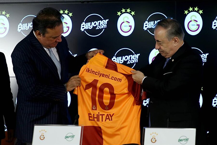 Mustafa Cengiz forma takdiminde bulunurken.