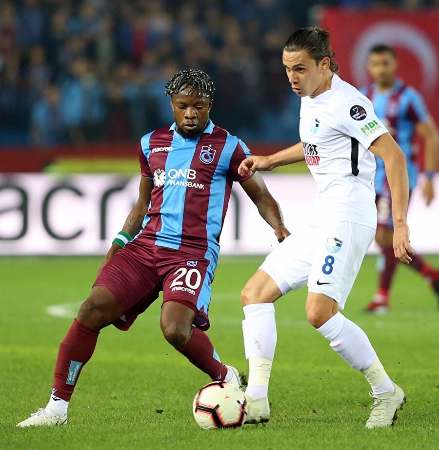 Trabzonsporlu Ekuban, Erzurumspor savunmasına baskı yapıyor...