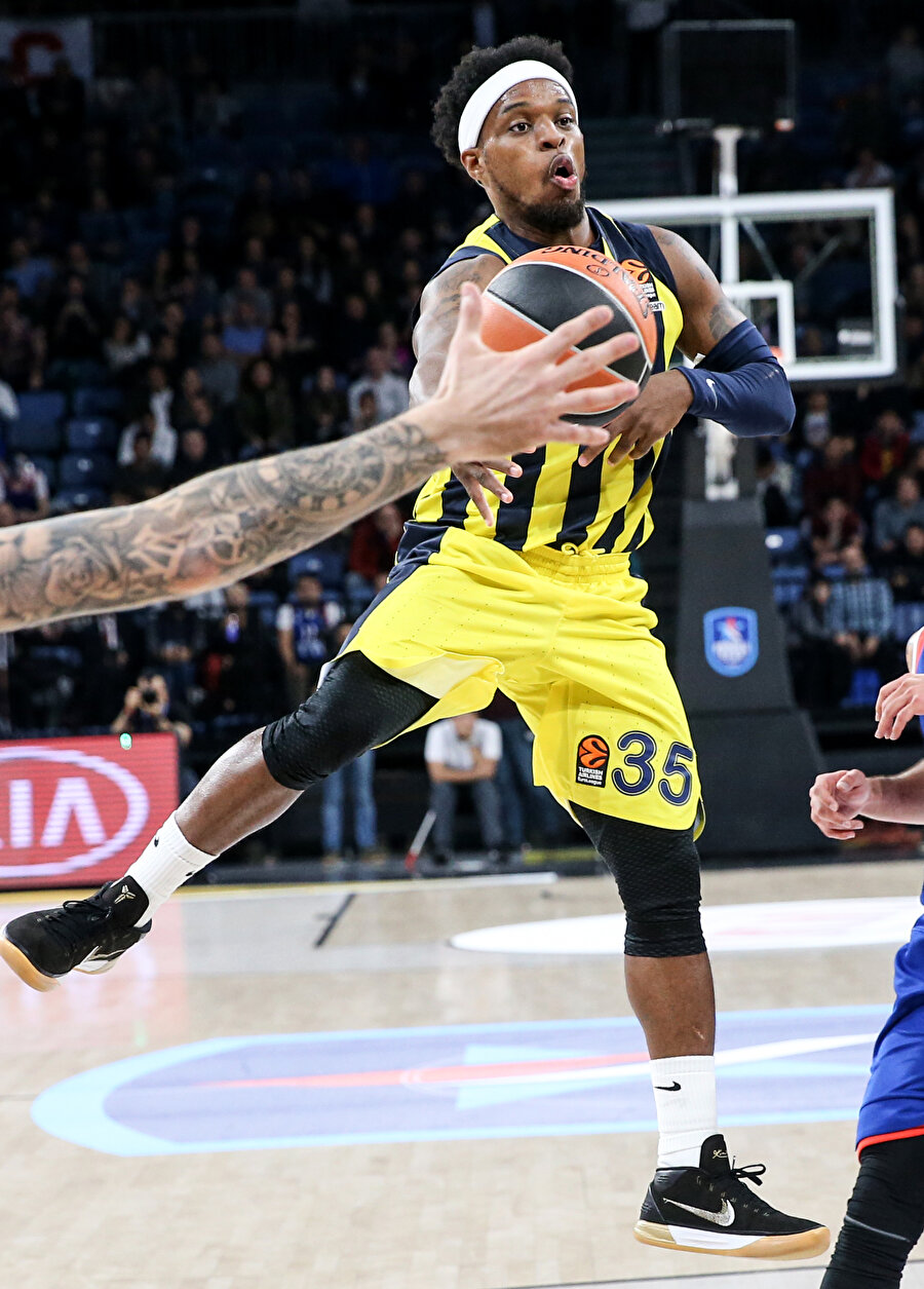 Bobby Dixon, Fenerbahçe ile kontratını yeniledi.