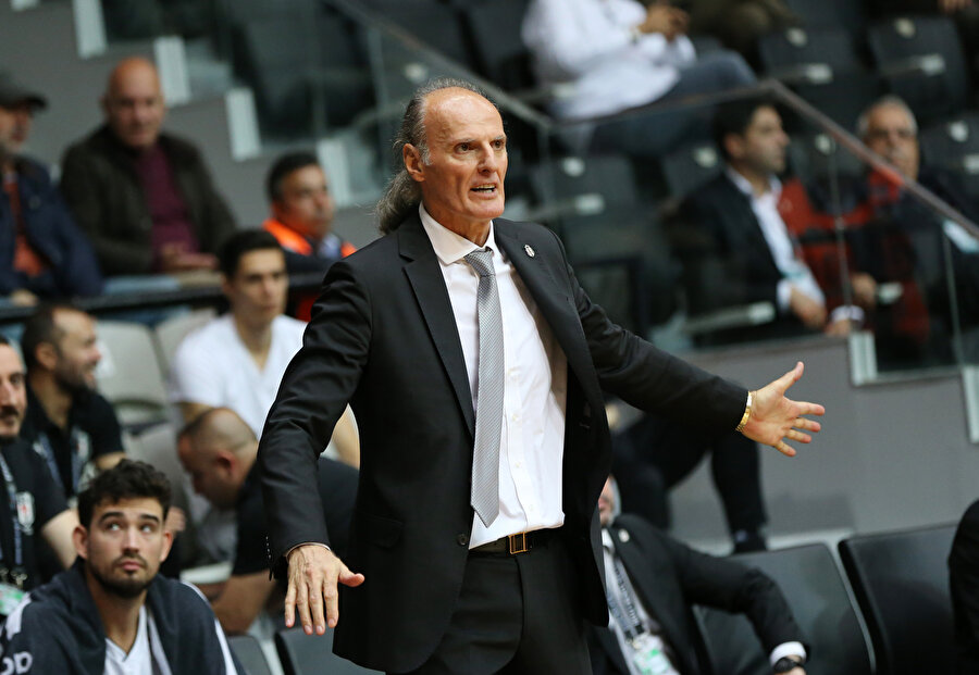 Beşiktaş Sompo Japan Koçu Dusko İvanovic benchte heyecanına hakim olamıyor...