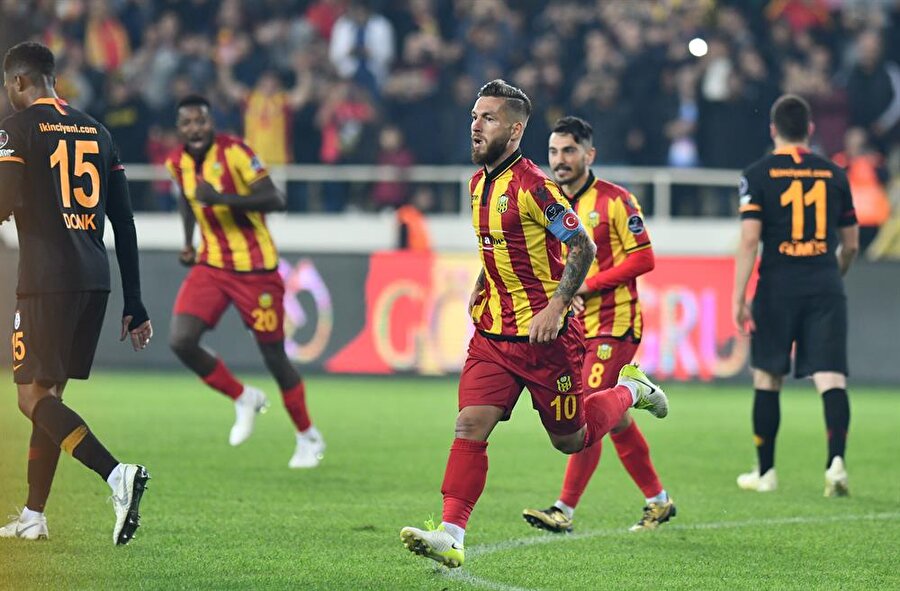 Adem Büyük, takımının kazandığı penaltıyı gol çevirdikten sonra büyük sevinç yaşadı.