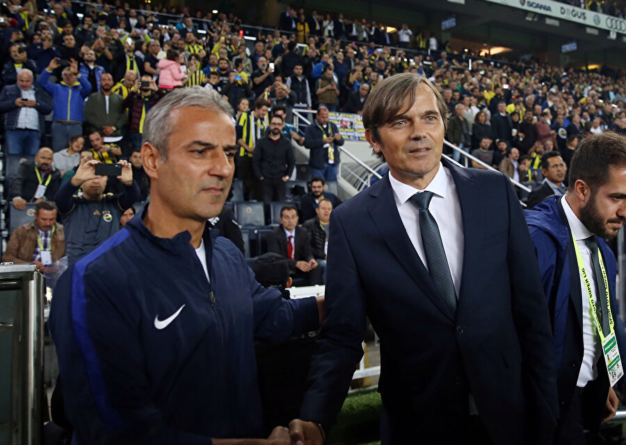 Phillip Cocu görevden alınmadan önceki son maçı olan MKE Ankaragücü karşılaşması öncesi MKE Ankaragücü Teknik Direktörü İsmail Kartal ile birlikte.