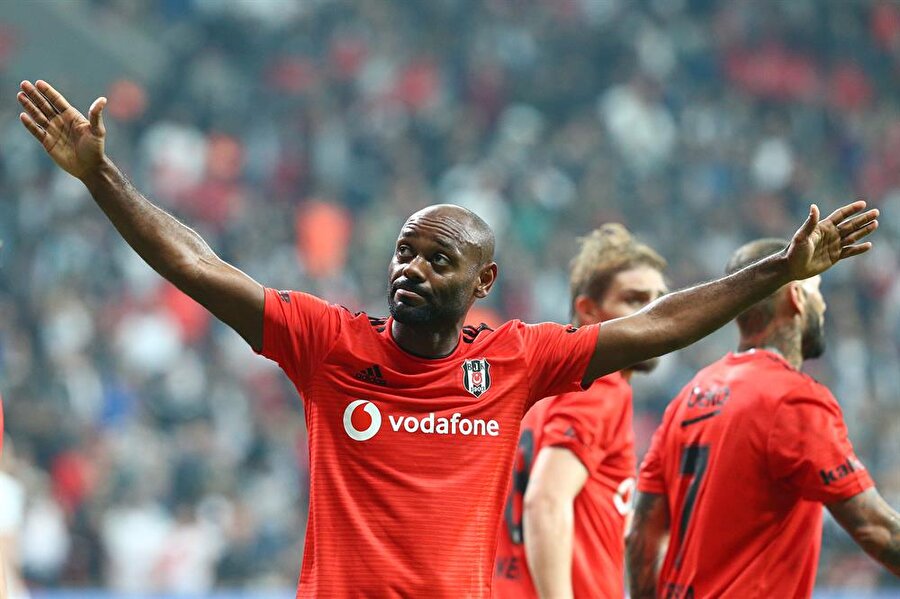 Vagner Love, gol sevincini taraftarlarla paylaşırken.