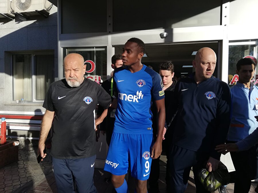 Batman Petrolspor karşılaşmasında yüzünden yaralanan Koita, hastanede kontrolden geçirildikten sonra çıkış yapıyor...