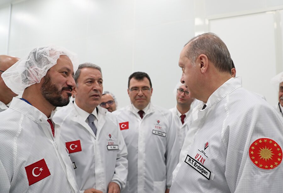 Cumhurbaşkanı Erdoğan, açılış töreni öncesi TÜBİTAK SAGE tarafından F-35 savaş uçakları için tasarlanan yerli ve milli mühimmatların sergilendiği alanı gezdi.