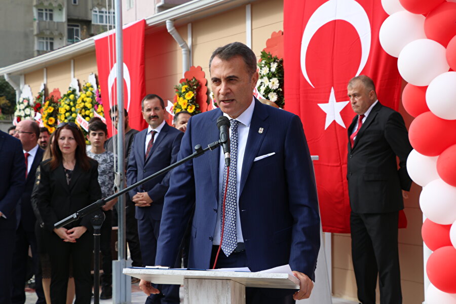 Fikret Orman, bir açılışta kürsüde konuşma yaparken.