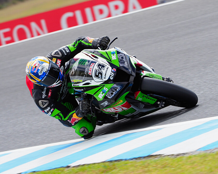 Toprak Razgatlıoğlu motosikleti ile virajı dönerken.