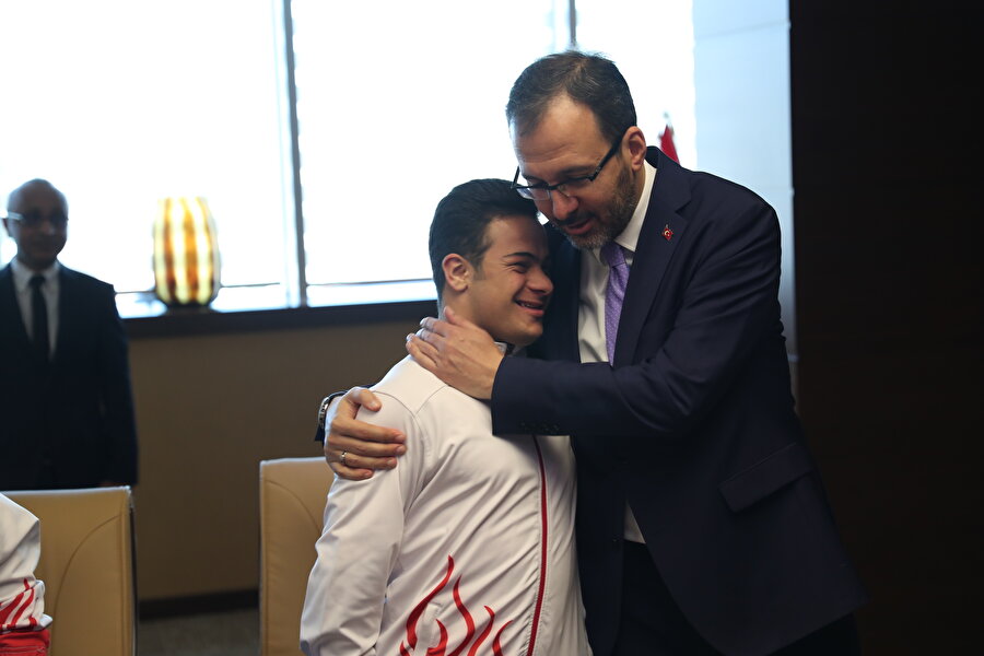 Gençlik ve Spor Bakanı Mehmet Muharrem Kasapoğlu Down Sendromlu Futsal Milli Takım oyuncusuyla beraber.