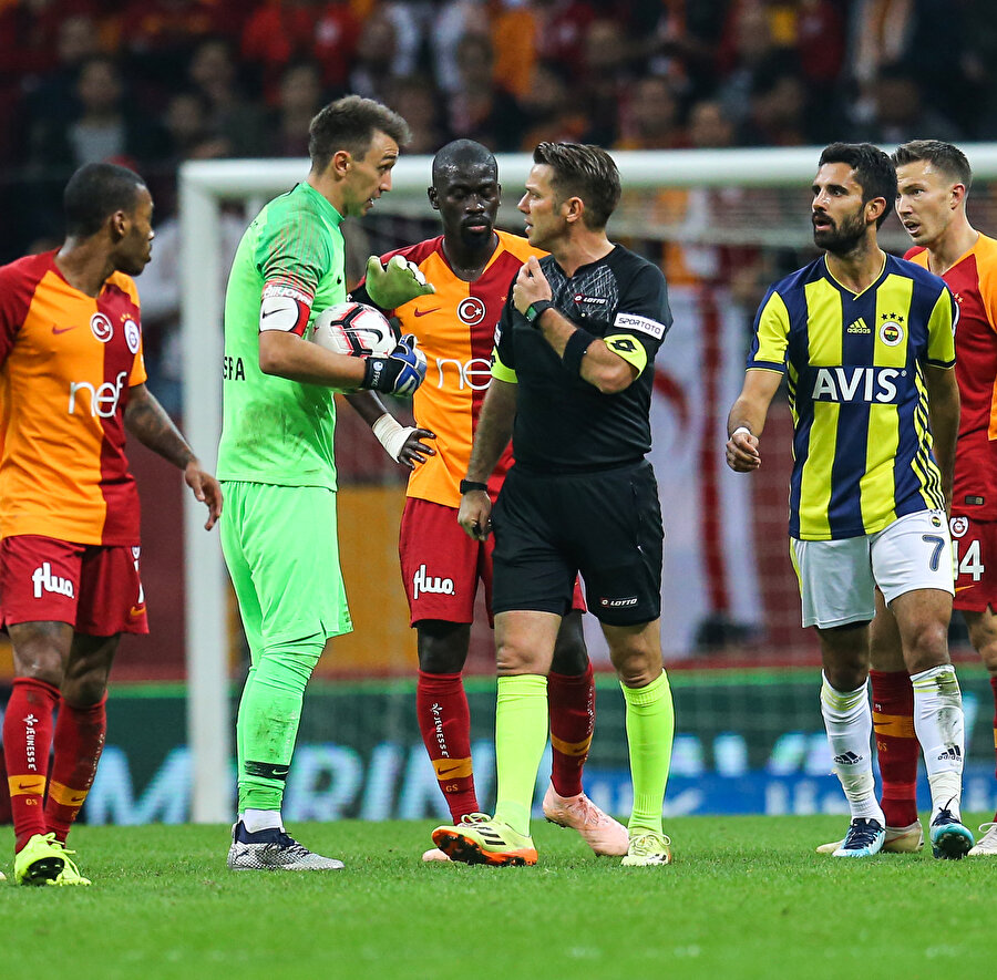 Fırat Aydınus olaylı derbide her iki takımın futbolcularıyla tartışıyor.