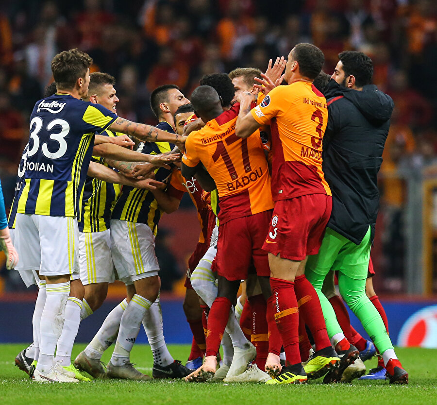 Derbinin son düdüğünün ardından her iki takımın futbolcuları da birbirine girdi.