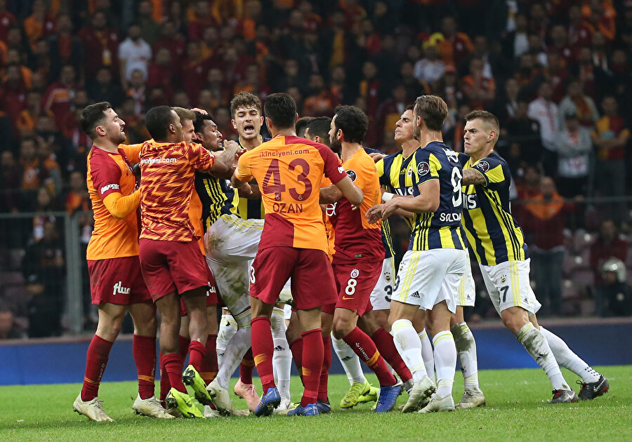 Galatasaraylı ve Fenerbahçeli futbolcular birbirlerine giriyor.