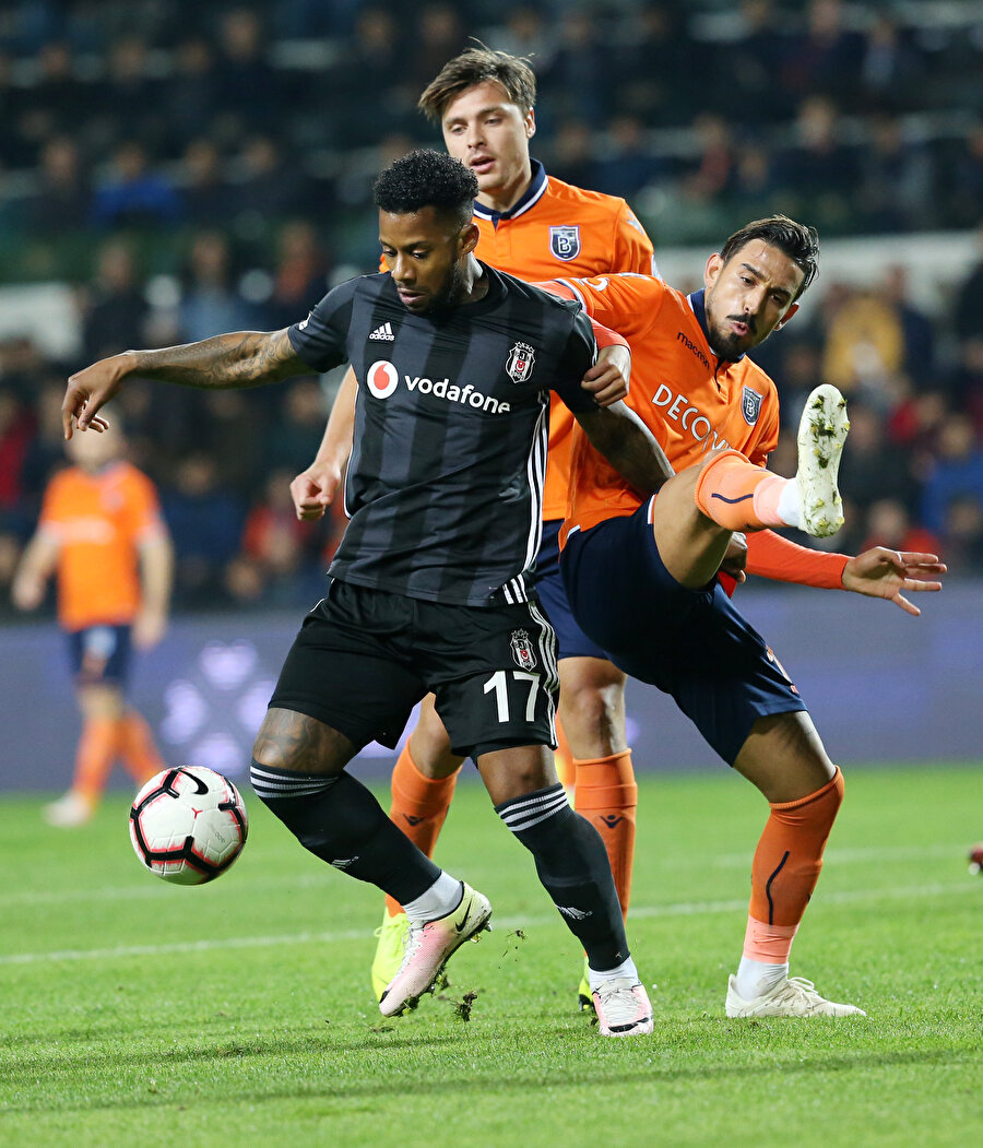 Jeremain Lens, rakibiyle ikili mücadele içindeyken.