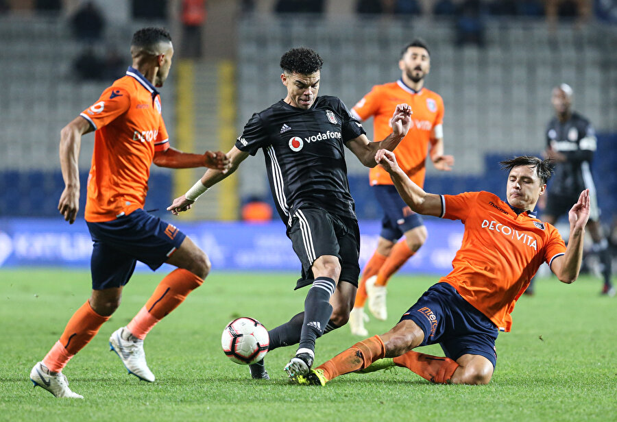 Epureanu, topa kayarak müdahale ediyor.