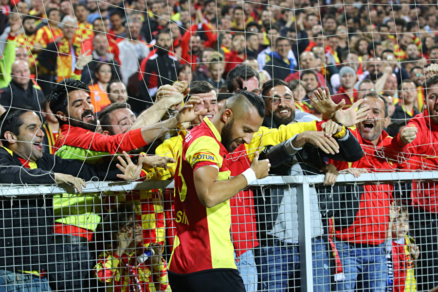 Göztepe'nin golcü isimlerinden Yasin Öztekin sevincini taraftarlarla paylaşırken...