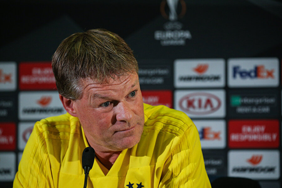 Erwin Koeman, Anderlecht maçı öncesinde her iki ülkenin spor gazetecilerinin sorularını yanıtlıyor.