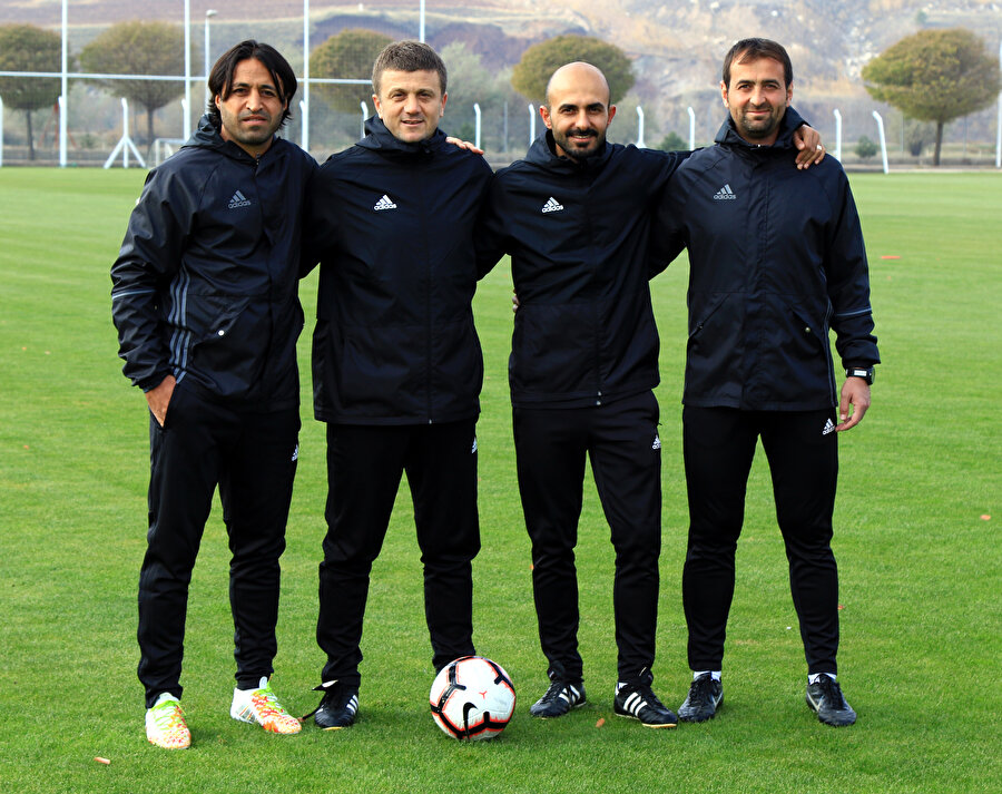 Teknik sorumlu Hakan Keleş ve yardımcıları objektiflere poz verirken.