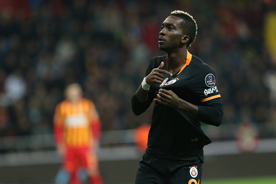 Henry Onyekuru gol sevincinde armayı gösteriyor...