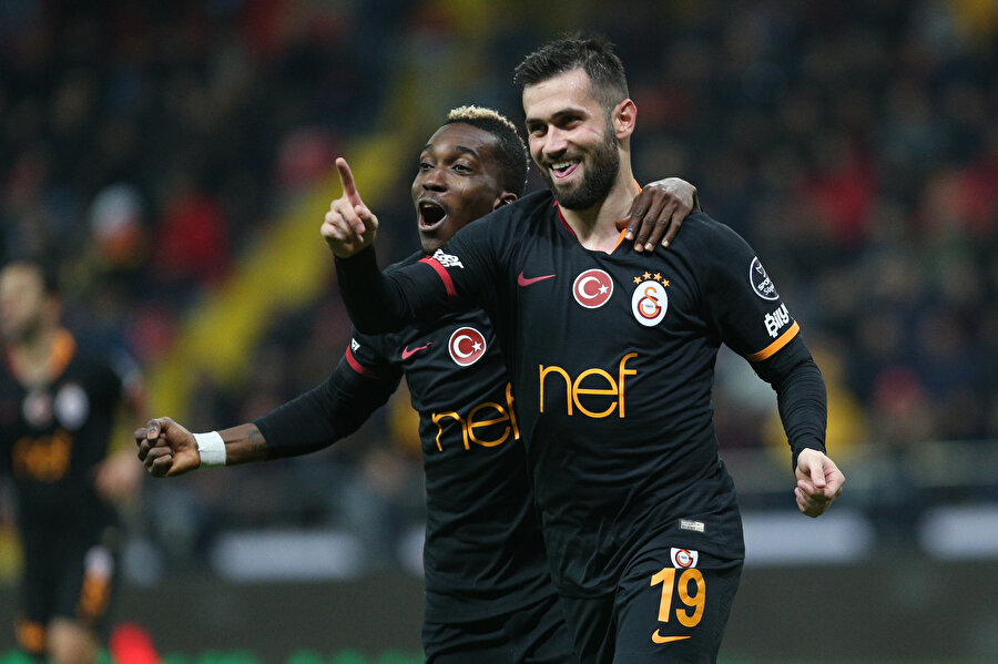 Ömer Bayram ile Henry Onyekuru, son golün ardından yedek kulübesine doğru koşuyor...