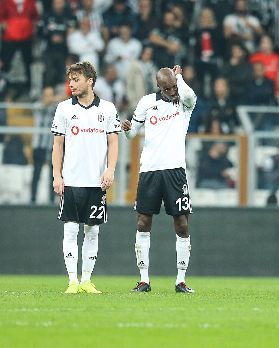 Adem Ljajic ve Atiba oyunun durduğu anda aktif dinlenme gerçekleştiriyor.